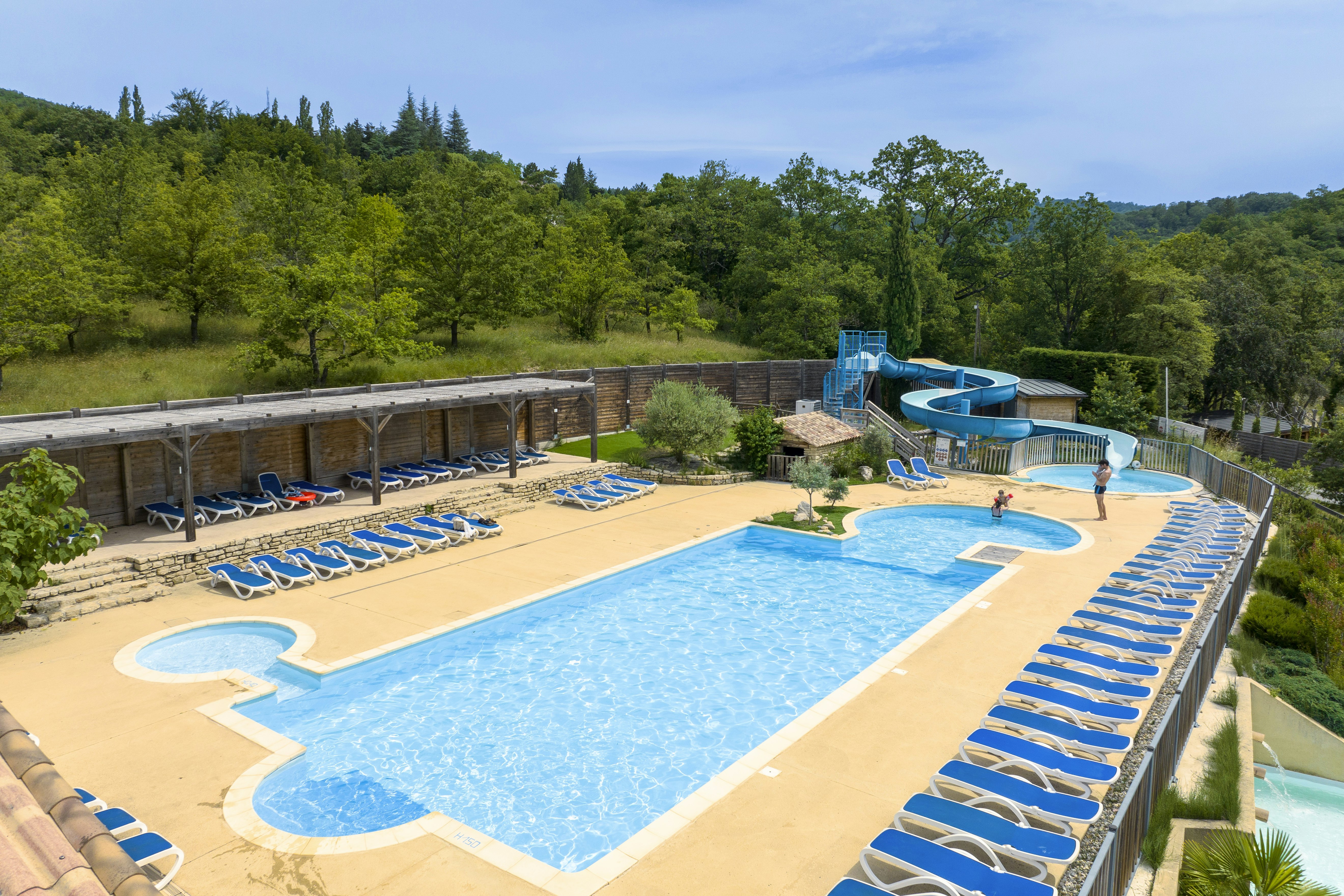 Camping Source du Jabron  Camping la Source du Jabron - Pool im Freien mit Liegestühlen und Rutsche