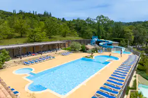 Camping Source du Jabron Camping la Source du Jabron - Pool im Freien mit Liegestühlen und Rutsche