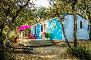Camping La Sousta - Mobilheim vom Campingplatz mit Veranda zwischen Bäumen