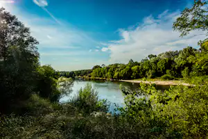 Camping La Sousta - Blick vom Campingplatz auf den Fluss