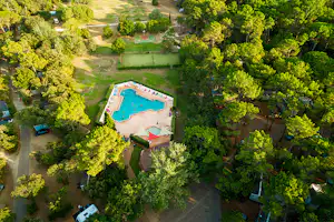 Camping La Sousta - Blick auf das Freibad und den Sportplatz des Campingplatzes aus der Vogelperspektive