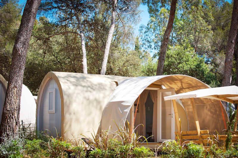 Camping La Spiaggia  -  Mobilheime vom Campingplatz mit Veranda zwischen Bäumen
