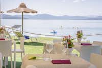Camping La Spiaggia  -  Restaurant vom Campingplatz mit Terrasse und Blick auf den Trasimenischer See