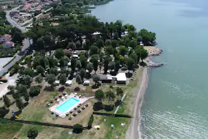 Camping La Spiaggia - Luftaufnahme des Campingplatzes am Wasser