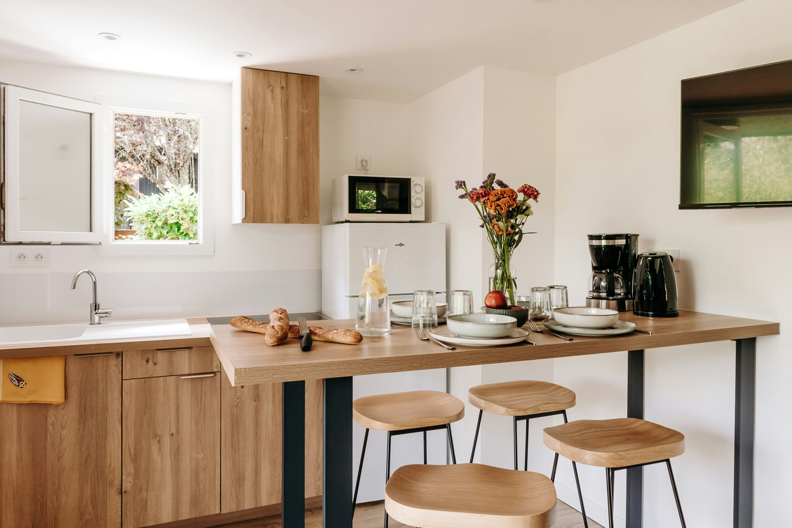 Slow Village Pornic  Camping La Tabardière  - Innenansicht eines Mobilheims mit Küche