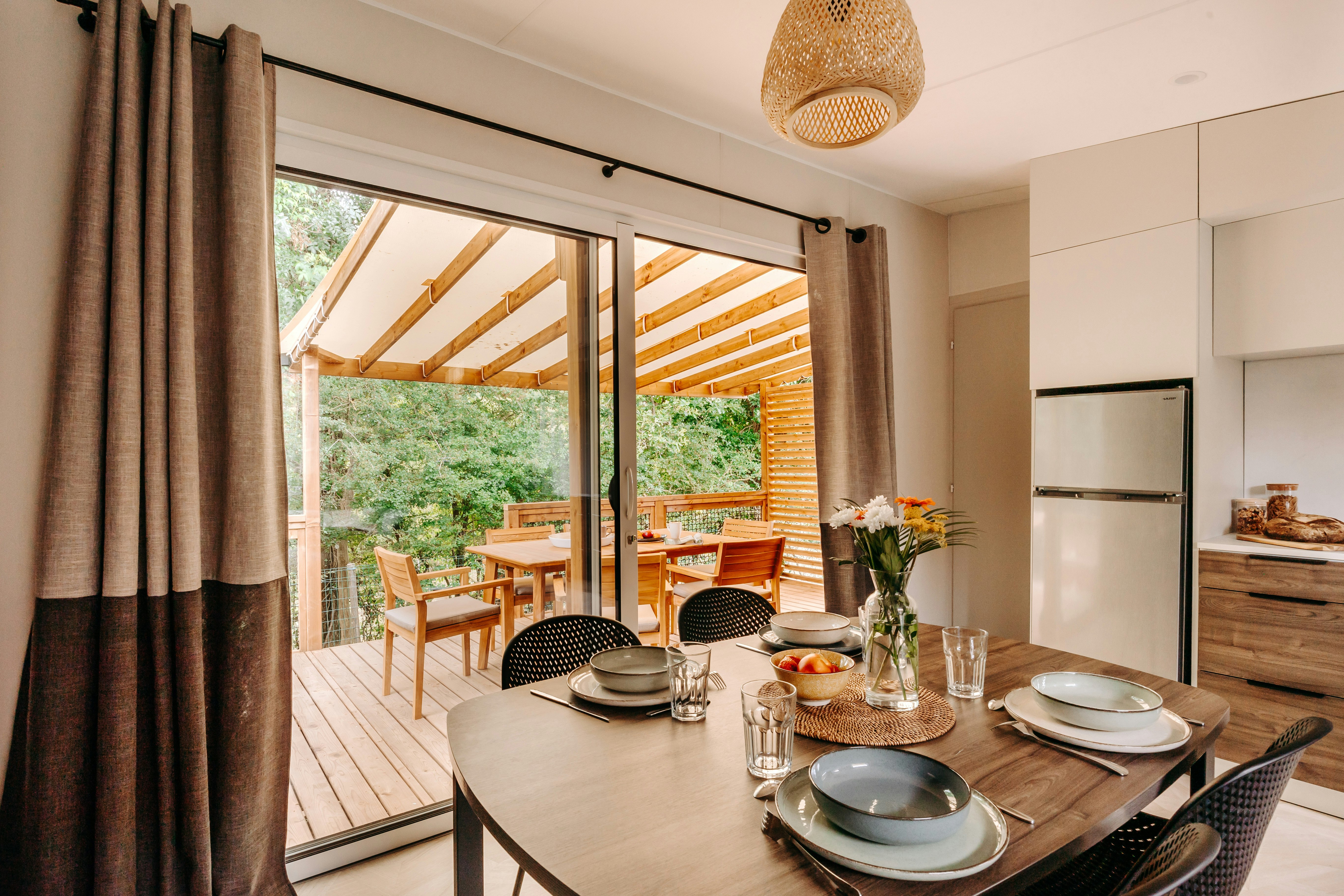 Slow Village Pornic  Camping La Tabardière  - Innenansicht eines Mobilheims mit Küche und Terrasse