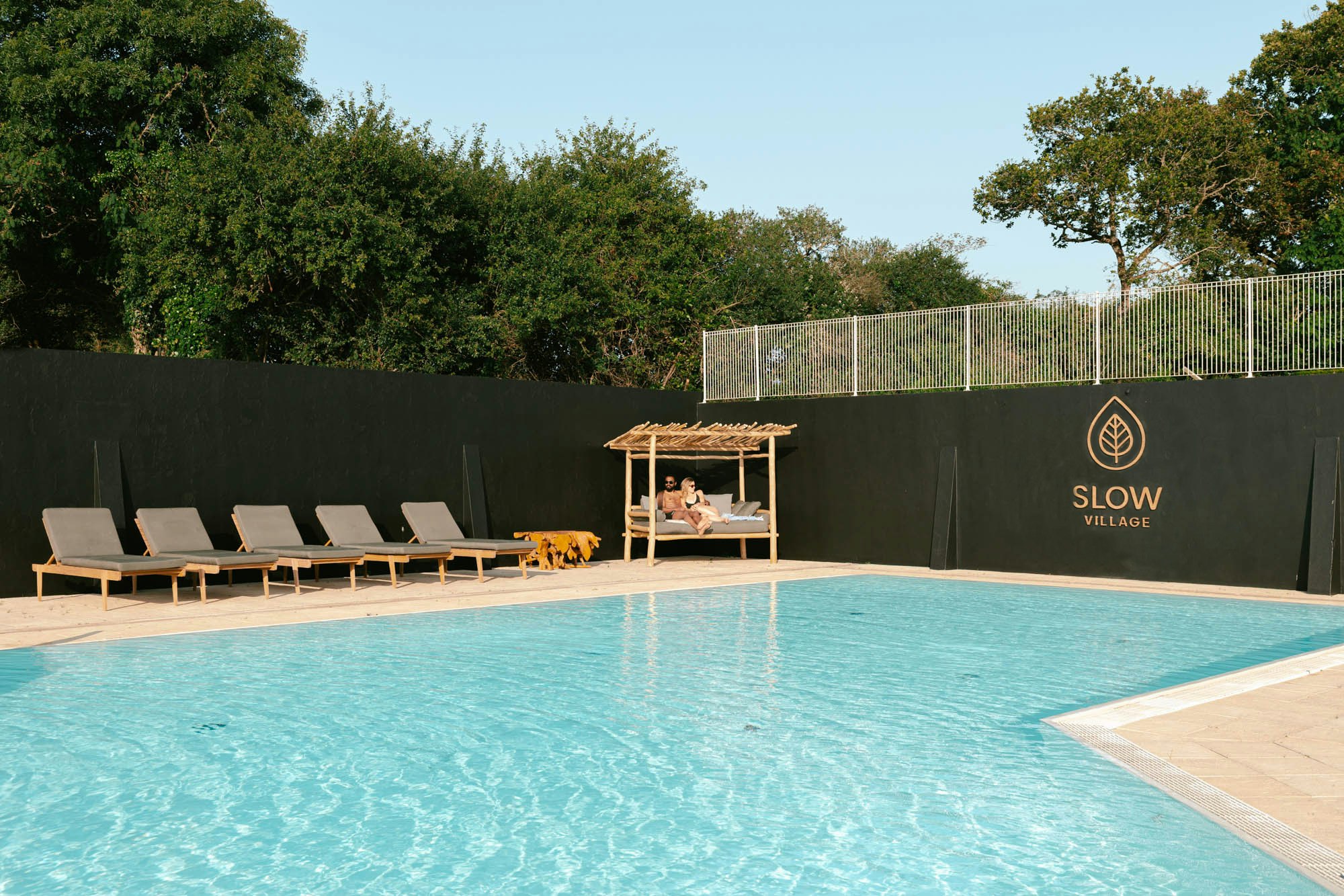 Slow Village Pornic  Camping La Tabardière  - Pool im Freien mit Liegestühlen