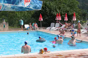 Camping La Tartufaia - Badegäste im Swimmingpool auf dem Campingplatz
