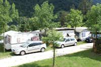 Camping La Tartufaia - Wohnwagen an einer Strasse des Campingplatzes