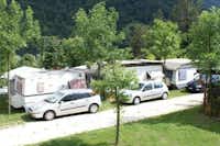 Camping La Tartufaia - Wohnwagen an einer Strasse des Campingplatzes