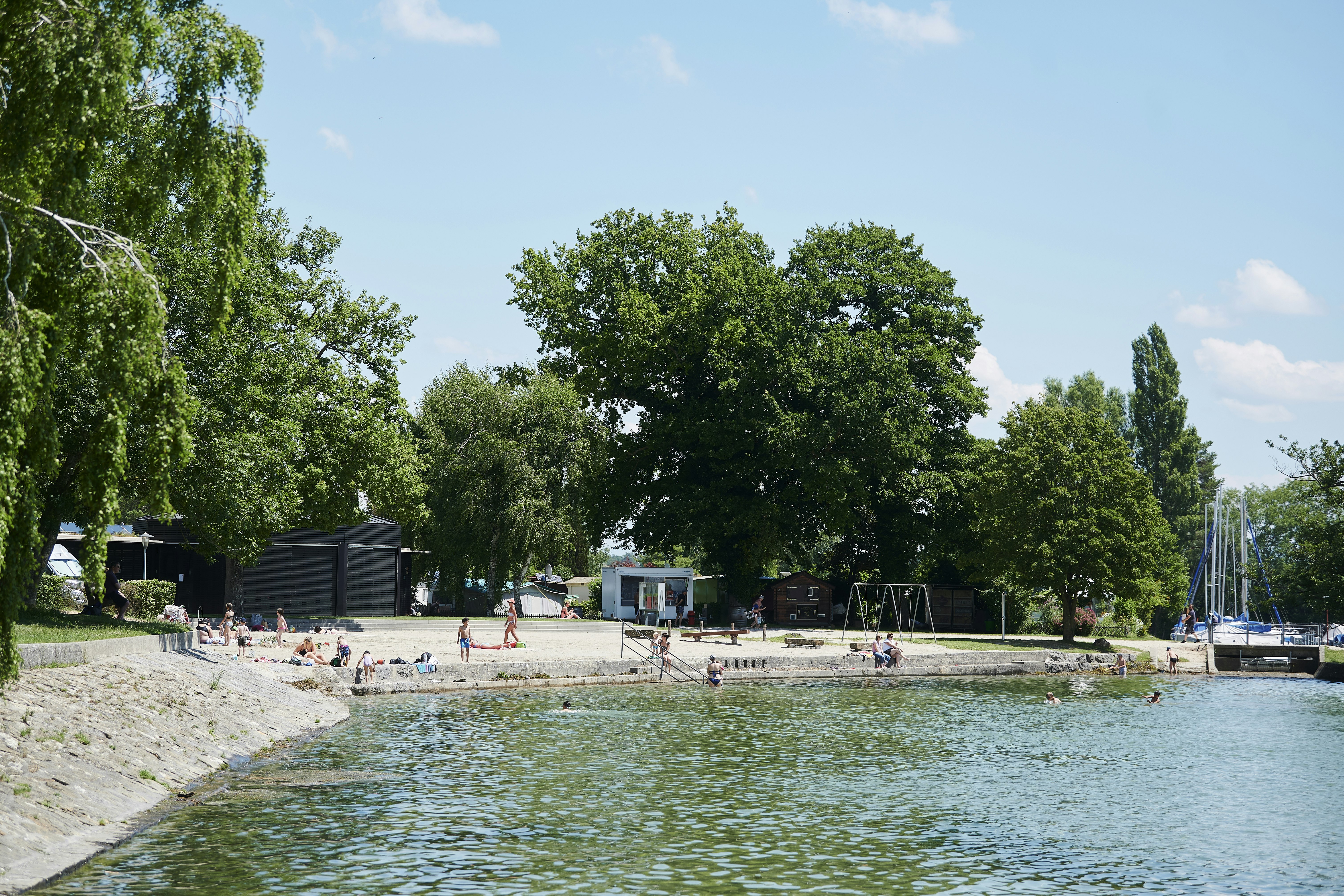TCS Camping La Tène Neuenburgersee - Badestelle mit kleinem Sandstrand