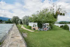 TCS Camping La Tène Neuenburgersee - Standplatz am Ende der Landzunge mit Blick auf das Wasser zu zwei Seiten
