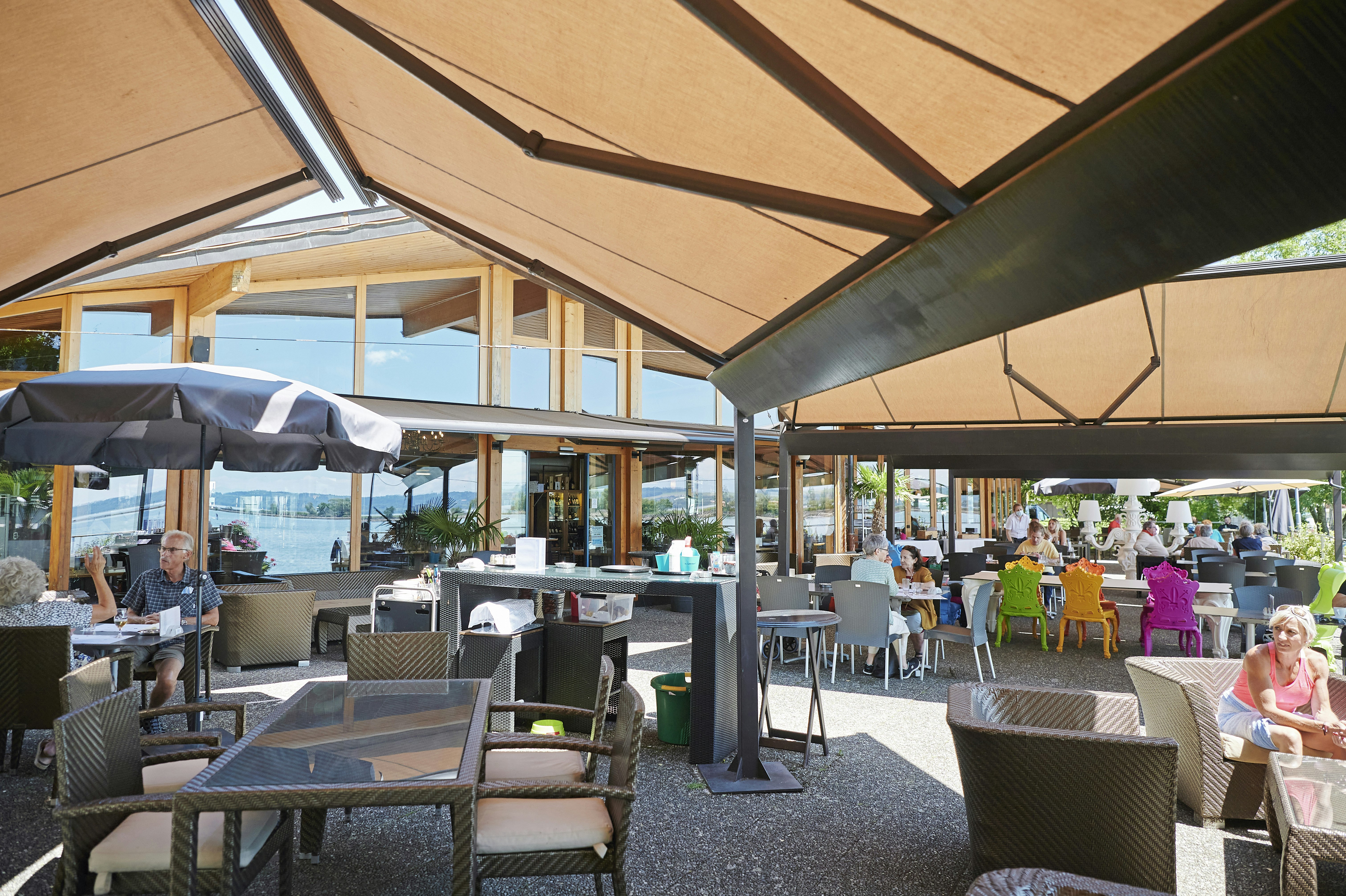 TCS Camping La Tène Neuenburgersee - Terrasse des Restaurants auf dem Campingplatz