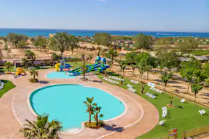 Camping La Tordera-Nacions - Campingplatz mit Pool,Wasserrutsche, Liegestühlen und Sonnenschirmen