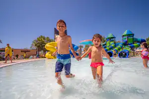 Camping La Tordera-Nacions . Wasserspielplatz mit Kinder
