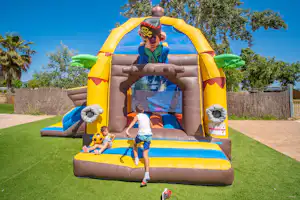 Camping La Tordera-Nacions -Hüpfburg auf dem Campingplatz