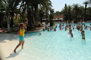Camping La Torre del Sol - Kinderanimation im Pool vom Campingplatz