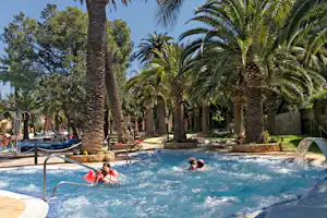 Camping La Torre del Sol - Pool vom Campingplatz zwischen Palmen