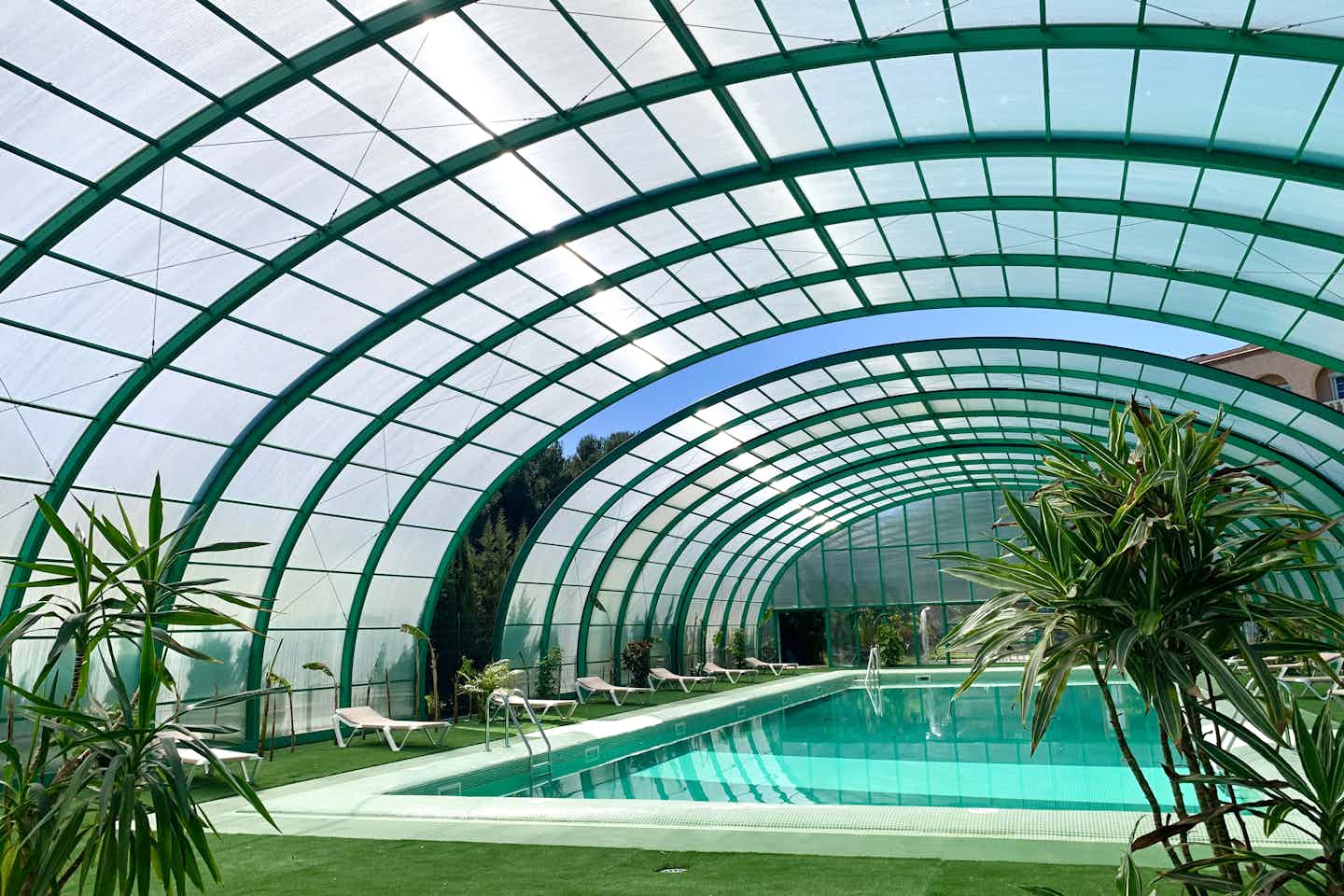 Camping La Torre del Sol - Überdachter Pool mit Palmen und Liegestühlen