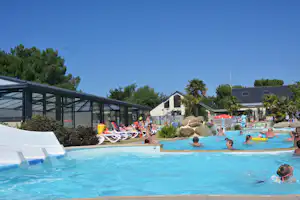 Camping La Touesse - Camper im Pool vom Campingplatz mit Wasserrutsche