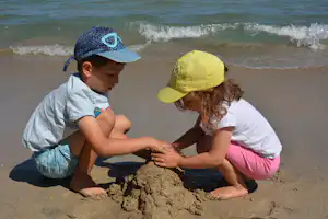Camping La Touesse - Kinder am Strand vom Campingplatz am Atlantischen Ozean