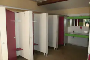 Camping La Tour de France - Duschen und Waschbecken im Sanitärbereich vom Campingplatz