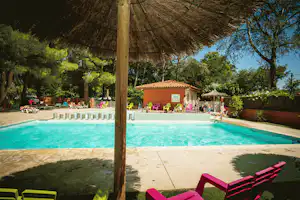 Camping La Tour de France - Pool vom Campingplatz mit Sonnenschirmen und Liegestühlen