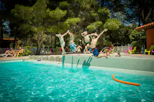 Camping La Tour de France - spielende Kinder am Pool vom Campingplatz