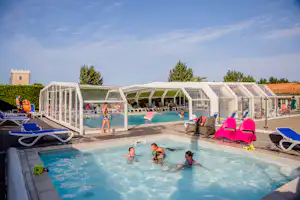 Camping La Tour des Prises - Pool vom Campingplatz mit Kinderbecken und Liegestühlen in der Sonne