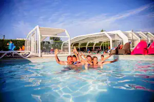 Camping La Tour des Prises - Camper im Pool vom Campingplatz