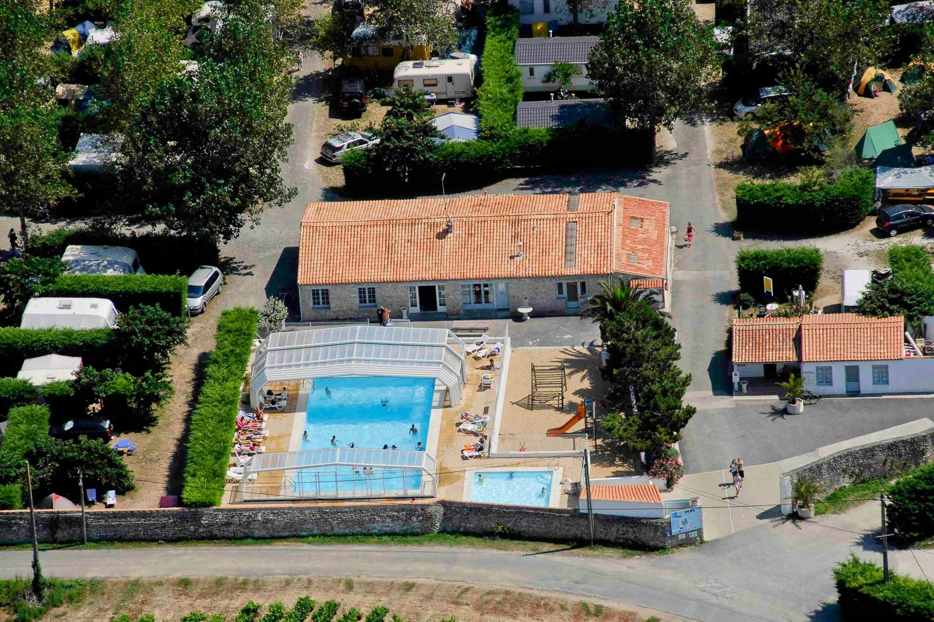 Camping La Tour des Prises  - Luftaufnahme des Campingplatzes