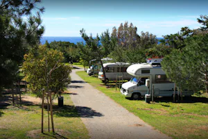 Camping La Tour Fondue - Stellplatz vom Campingplatz auf grüner Wiese und Meerblick