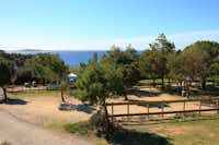 Camping La Tour Fondue  -  Wohnwagen- und Zeltstellplatz vom Campingplatz im Grünen mit Blick auf das Mittelmeer