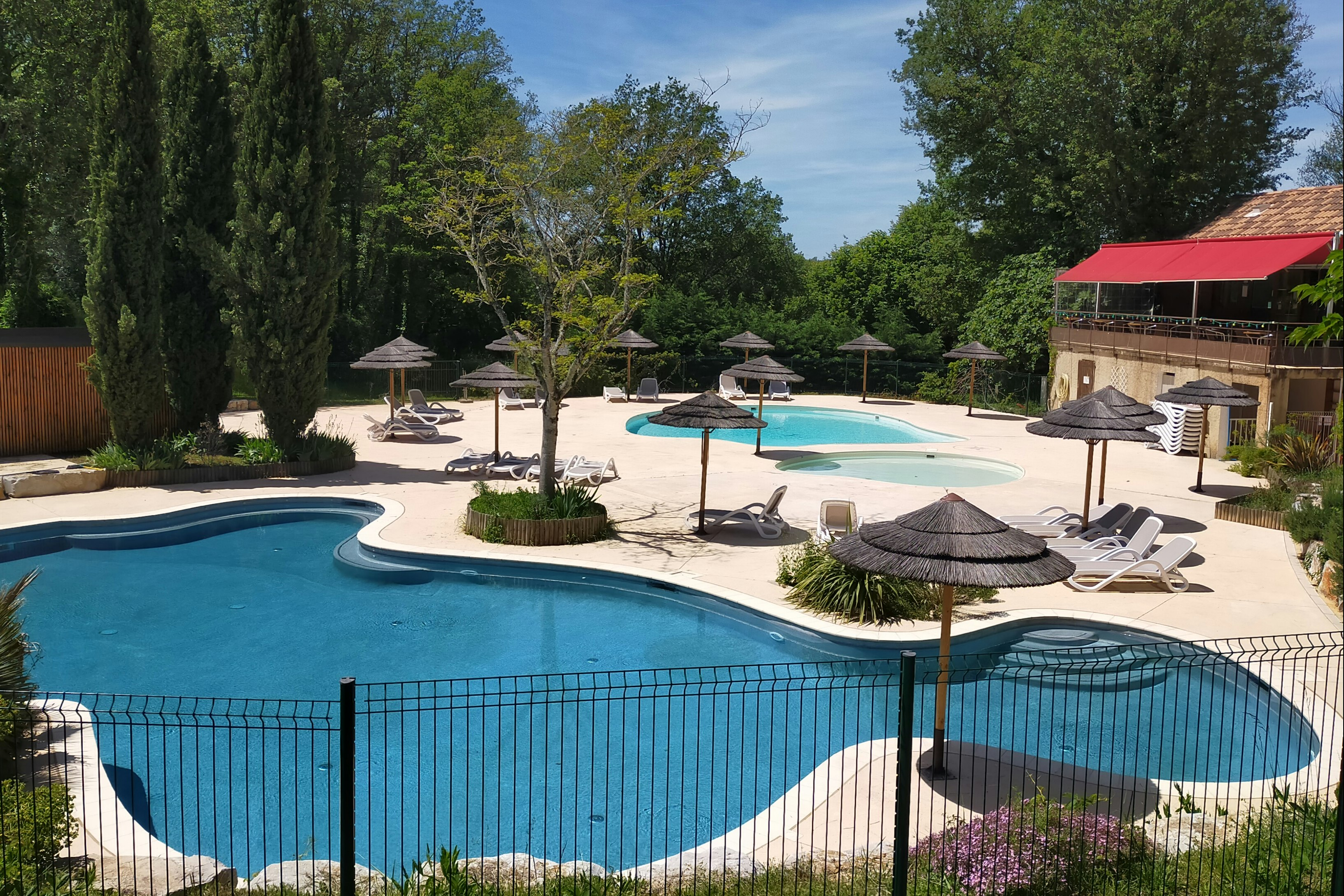 Camping La Truffière  - Pool im Freien mit Liegestühlen und Sonnenschirmen