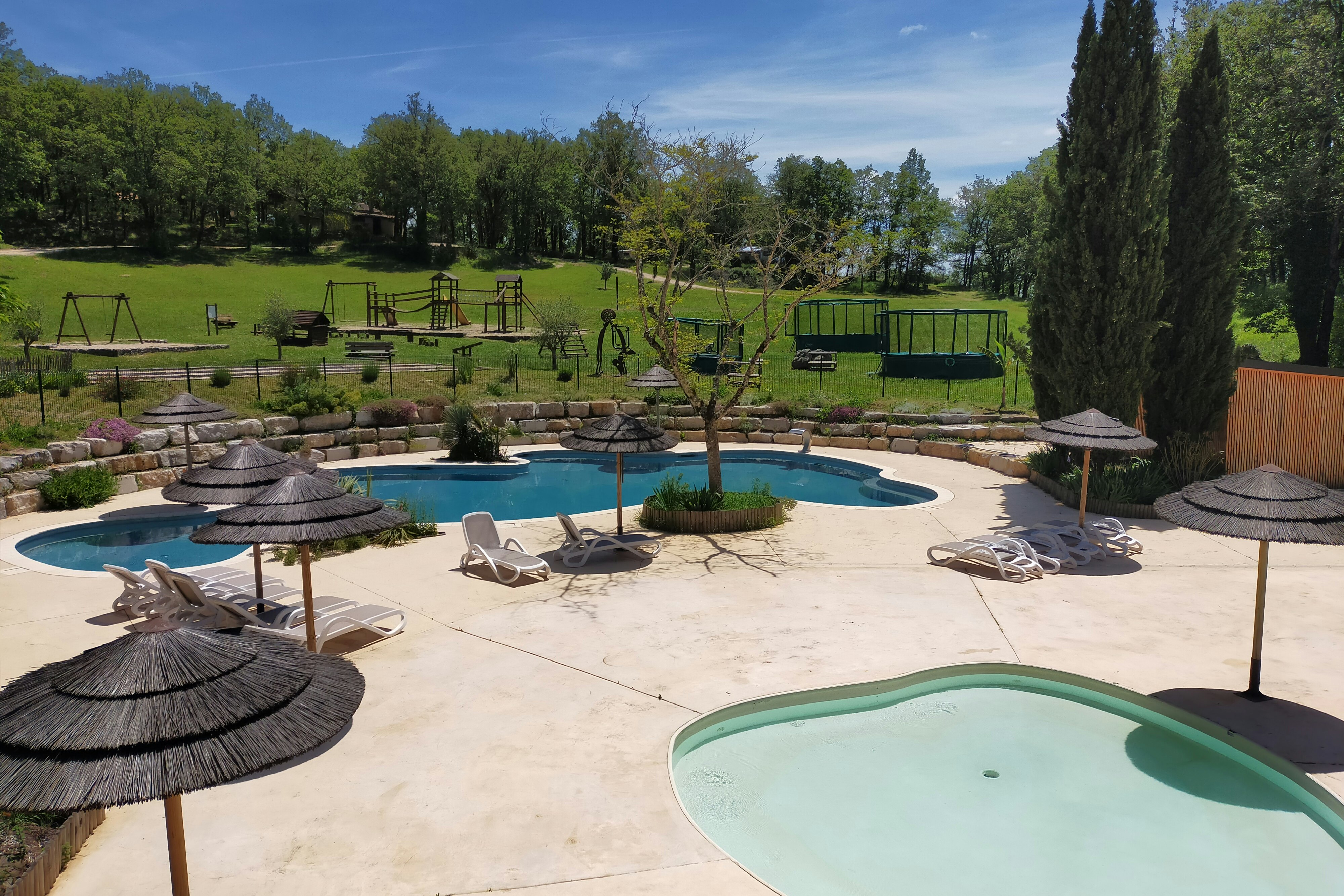 Camping La Truffière  - Pool im Freien mit Liegestühlen und Sonnenschirmen