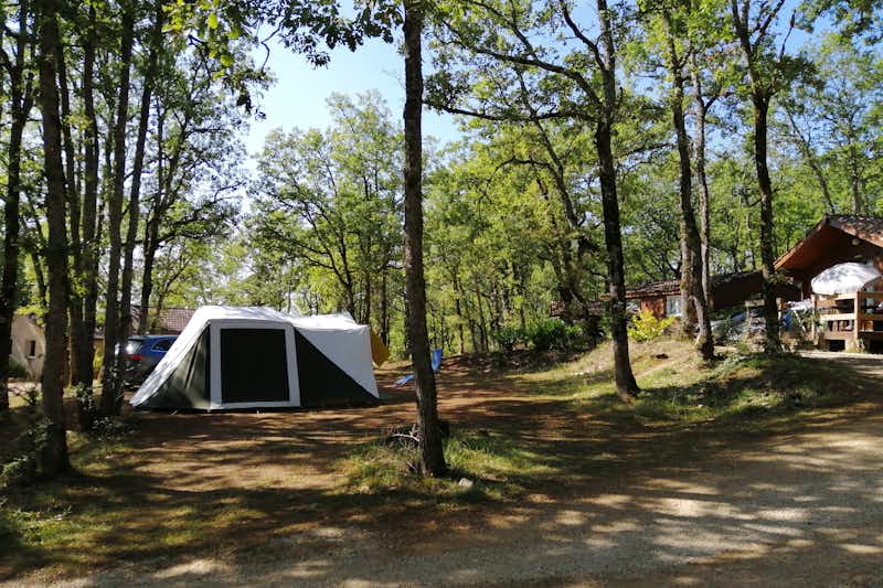 Camping La Truffière - Stellplatz mit Zelt im Schatten der Bäume