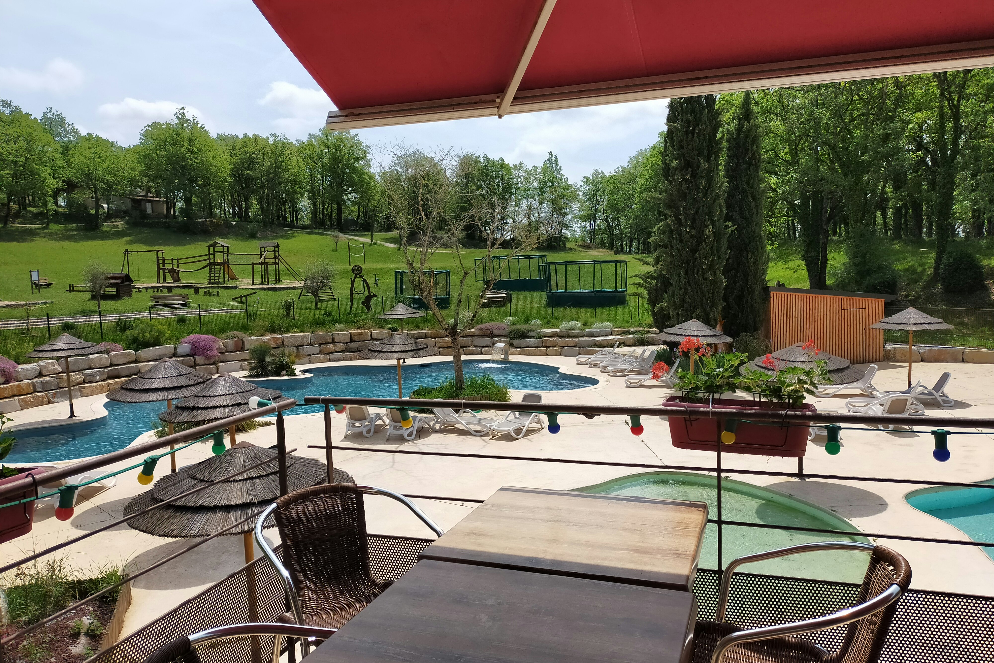 Camping La Truffière - Terrasse mit Blick auf das Freibad