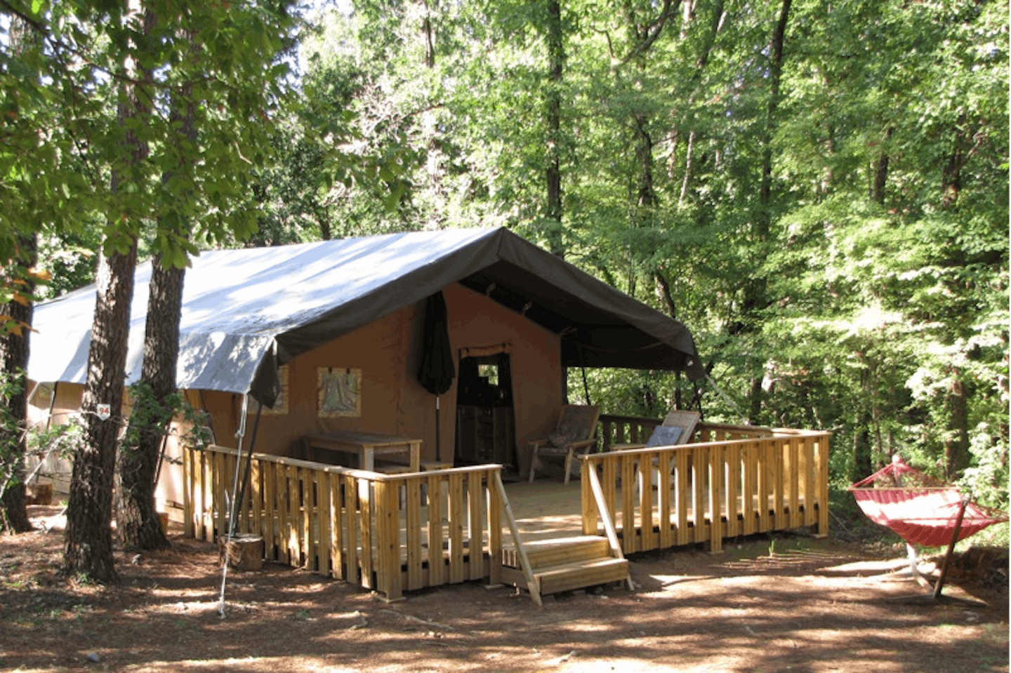 Camping La Tuque - Blick auf ein Mobilheim mit Terrasse