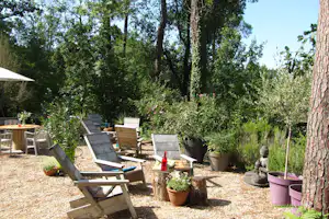 Camping La Tuque - Terrasse auf dem Campingplatz mit Blick ins Grüne