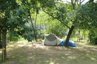 Camping La Turelure - Zelt auf Zelwiese unter Bäumen