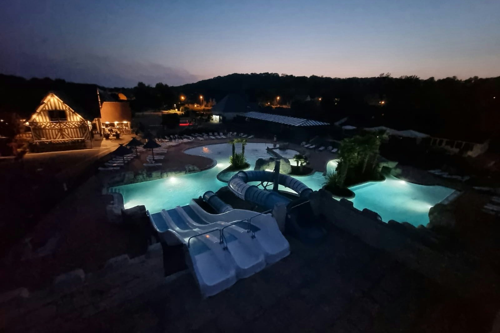 Camping La Vallée de Deauville - Blick auf den Wasserpark bei Nacht