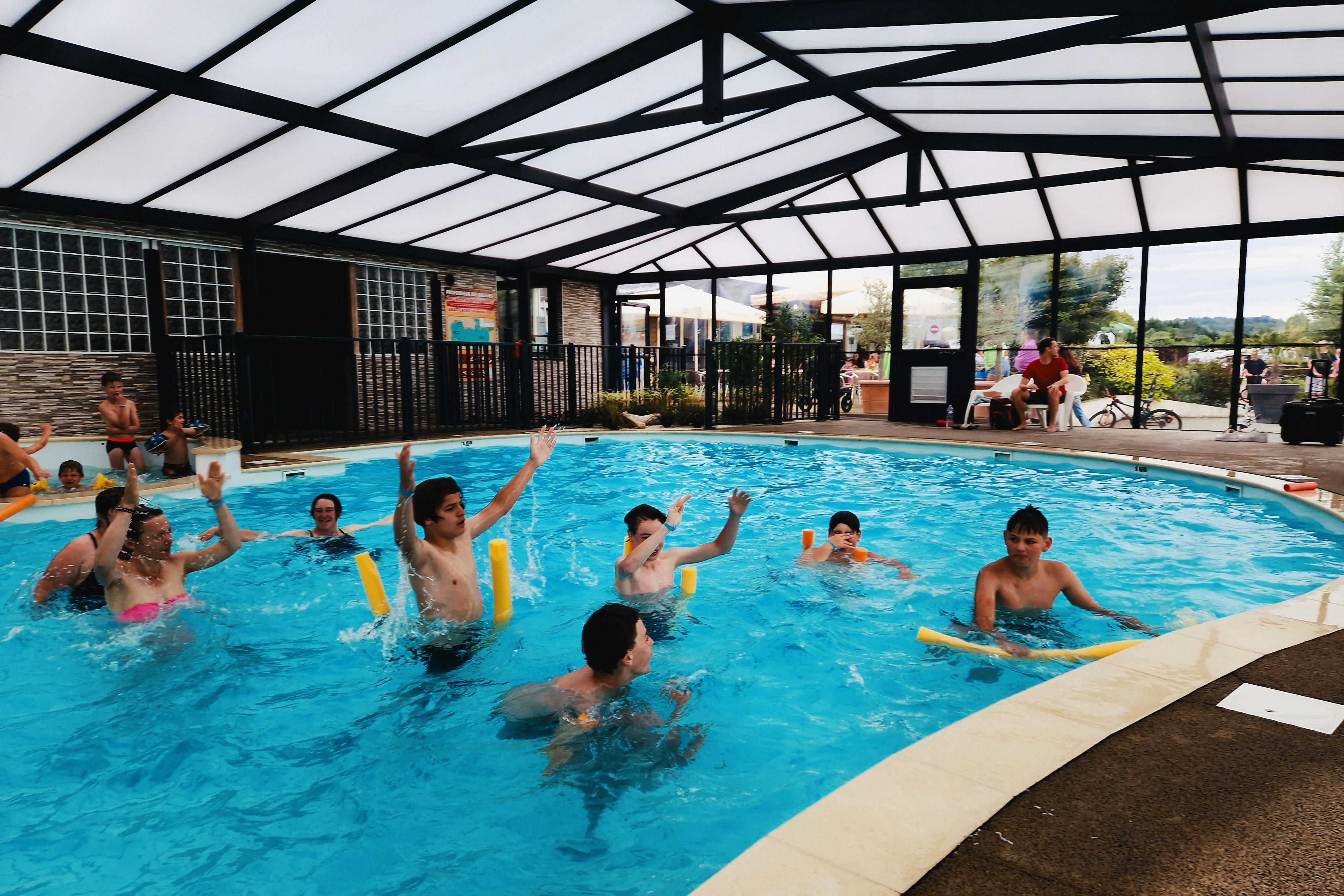 Camping La Vallée de Deauville - Kinder spielen im Pool des Campingplatzes