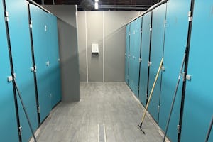 Camping La Vallée de l'Indre - Innenansicht des Sanitärgebäudes