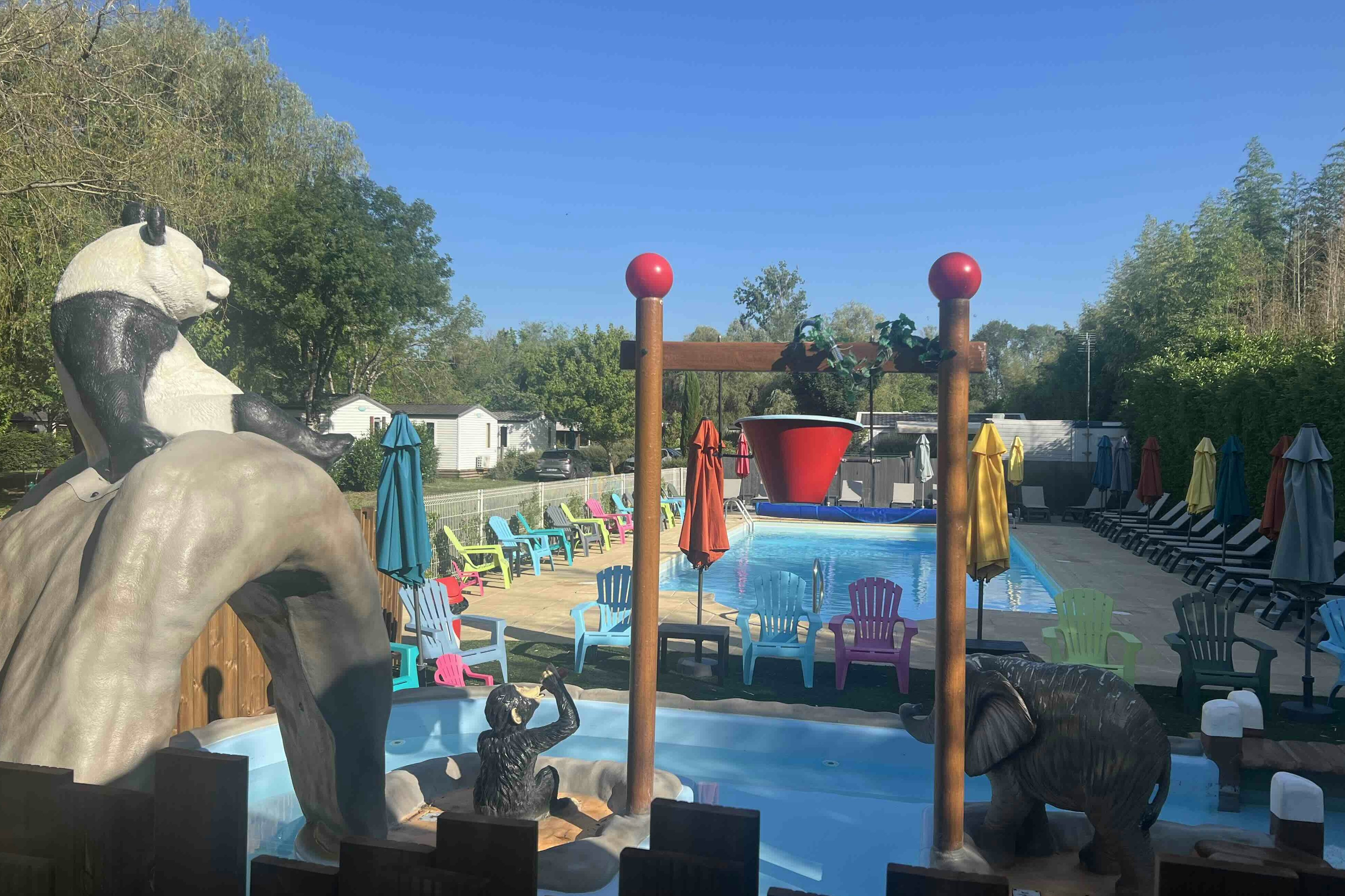 Camping La Vallée de l'Indre  - Pool im Freien mit Liegestühlen und Sonnenschirmen