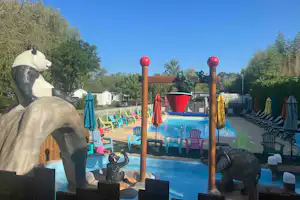 Camping La Vallée de l'Indre - Pool im Freien mit Liegestühlen und Sonnenschirmen