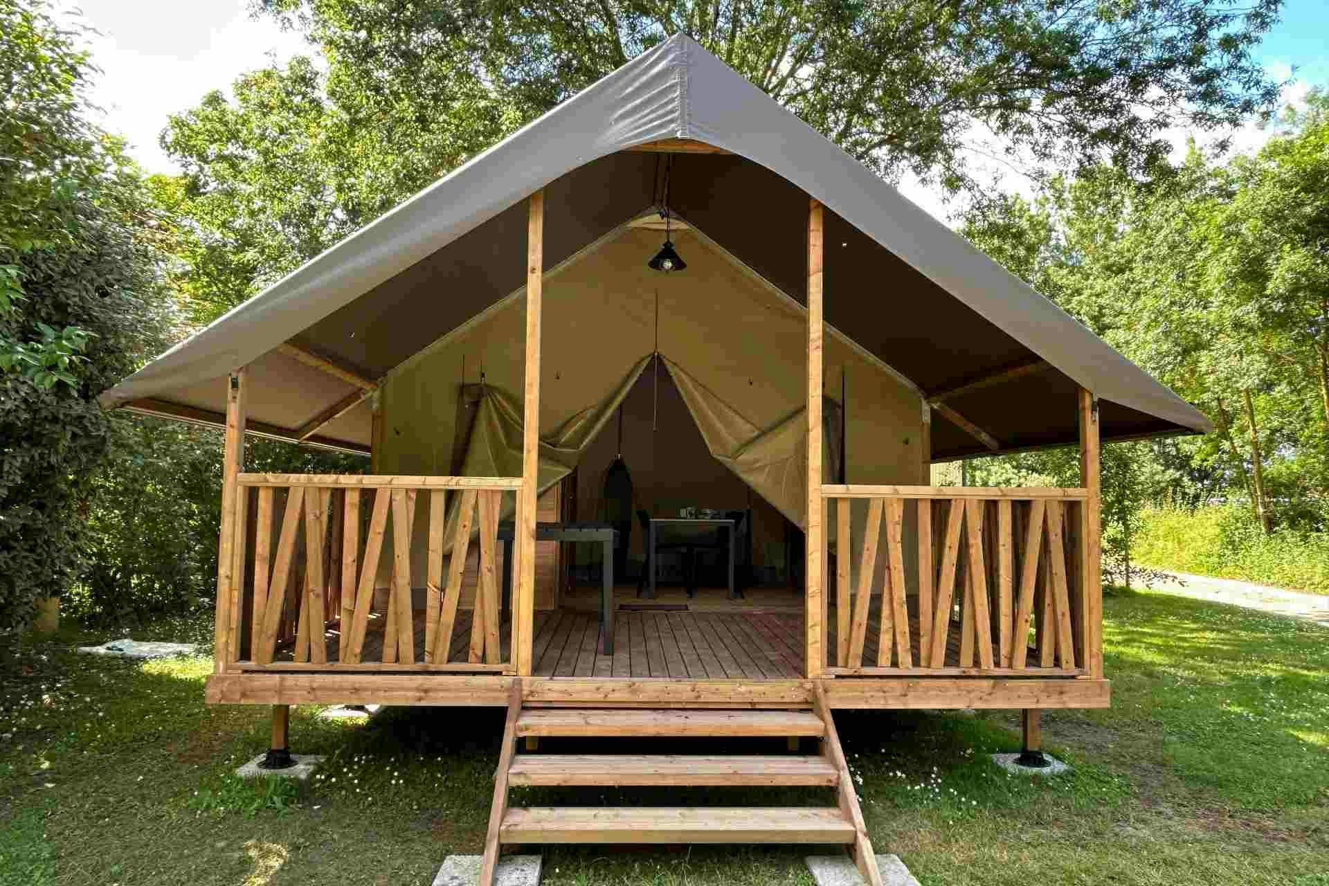 Camping La Vallée des Vignes - Glamping-Zelt mit Terrasse auf dem Campingplatz