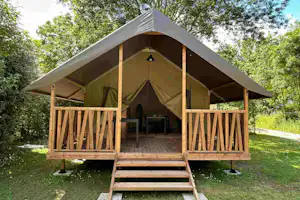 Camping La Vallée des Vignes - Glamping-Zelt mit Terrasse auf dem Campingplatz