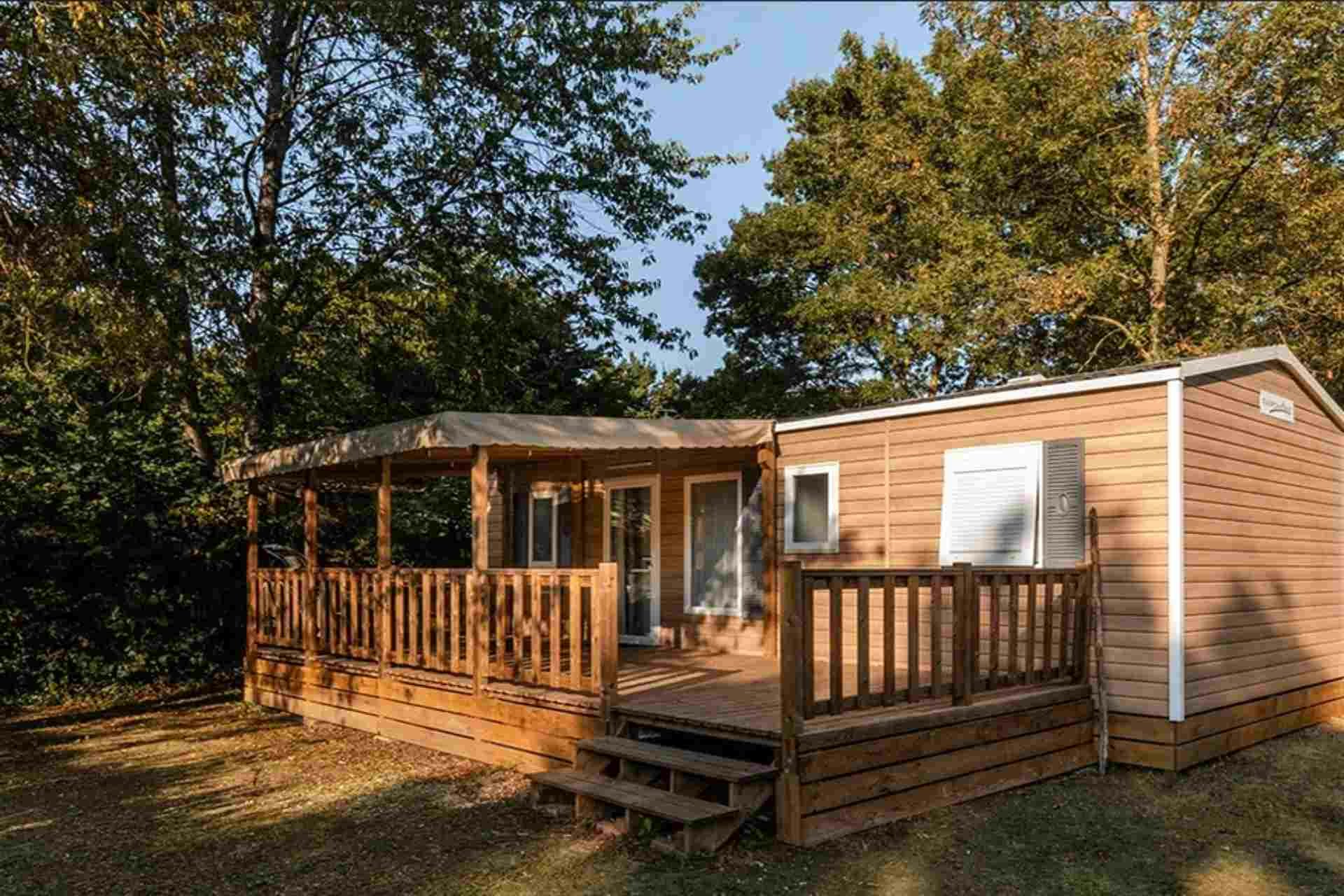 Camping La Vallée des Vignes Komfort-Mietunterkunft mit 3 Zimmern und einer teilüberdachten Veranda