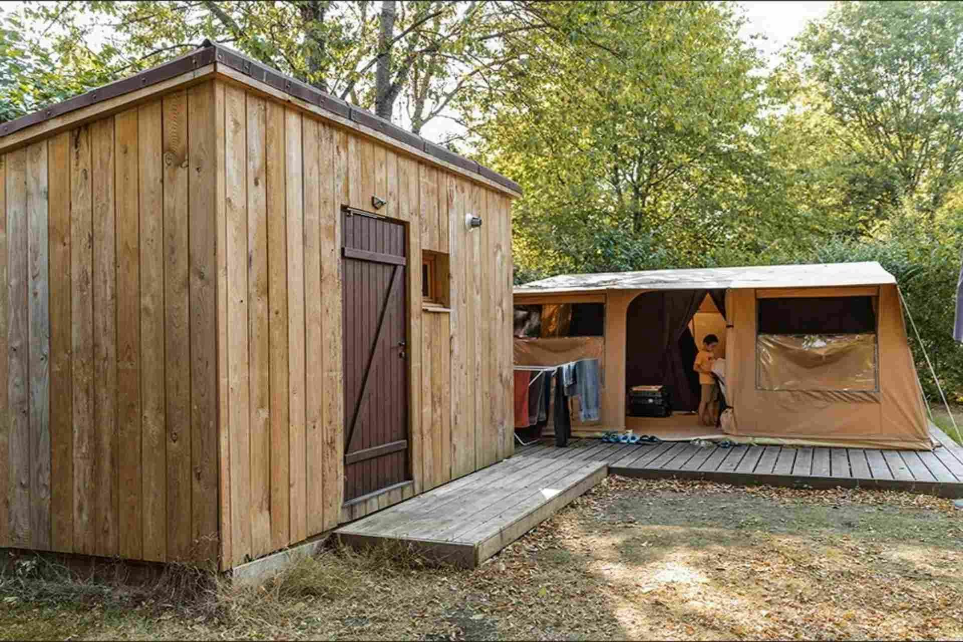 Camping La Vallée des Vignes Safari-Zelt mit 3 Räumen und ein zusätzliches Privat-Sanitärgebäude