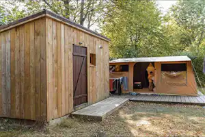Camping La Vallée des Vignes Safari-Zelt mit 3 Räumen und ein zusätzliches Privat-Sanitärgebäude